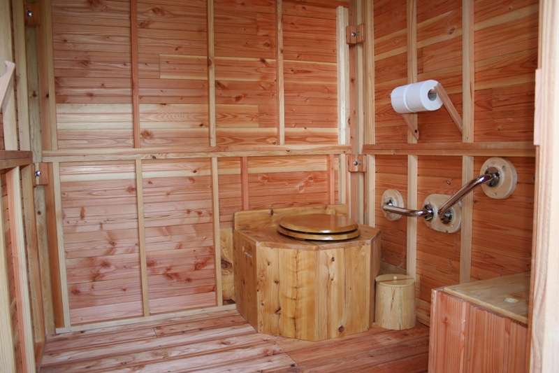 Toilette mobile autonome accessible PMR - cabine 160x160x210 cm avec rampe et palier_0