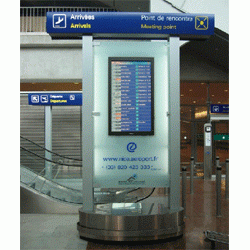 Écran signalétique aéroport - poteaux alu finition Qualicoat - face verre dépoli et afficheur électronique_0