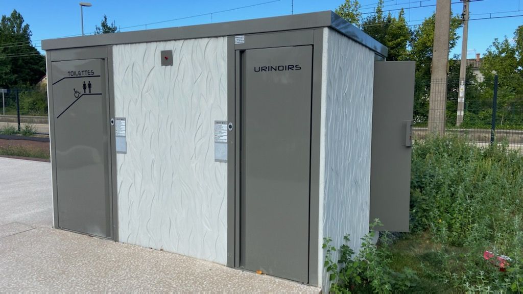 Cabine PMR avec une cabine urinoir disponible en version manuelle, semi-automatique ou automatique - réf. 2052_1