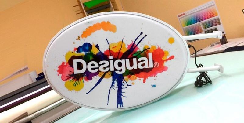Enseigne drapeau lumineuse ovale - personnalisable des deux côtés avec éclairage inclus_0
