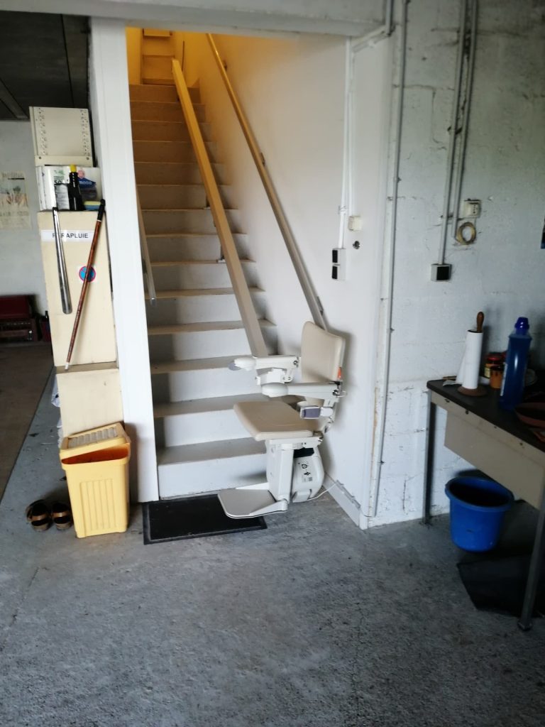 Fauteuil monte-escalier droit intérieur - Poids max 137 kg - en Bretagne et à Nantes - HANDICARE 1000_0