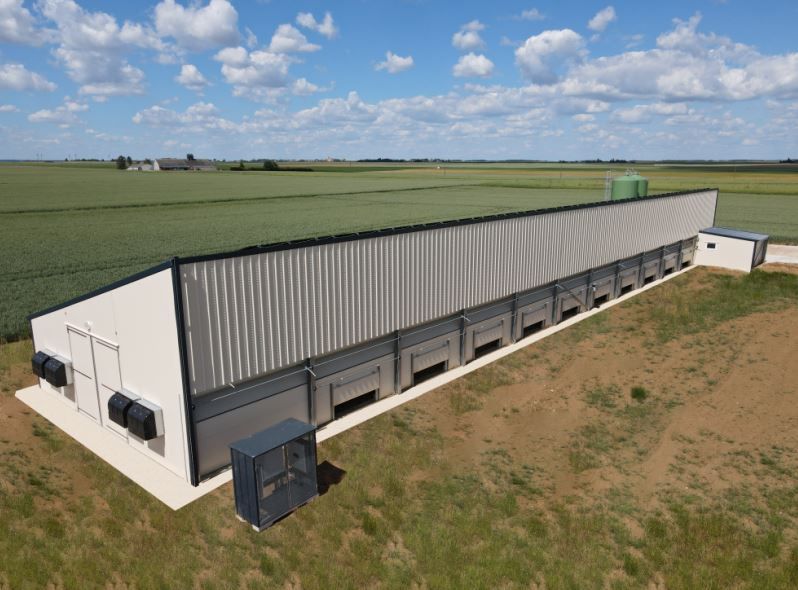 Bâtiment d'élevage monopente en acier galvanisé, pouvant recevoir une centrale photovoltaïque_0