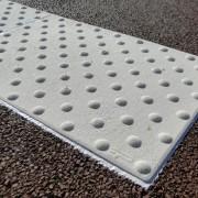 Dalle podotactile résine - élégante et antidérapante - 600x412 mm - coloris variés_0