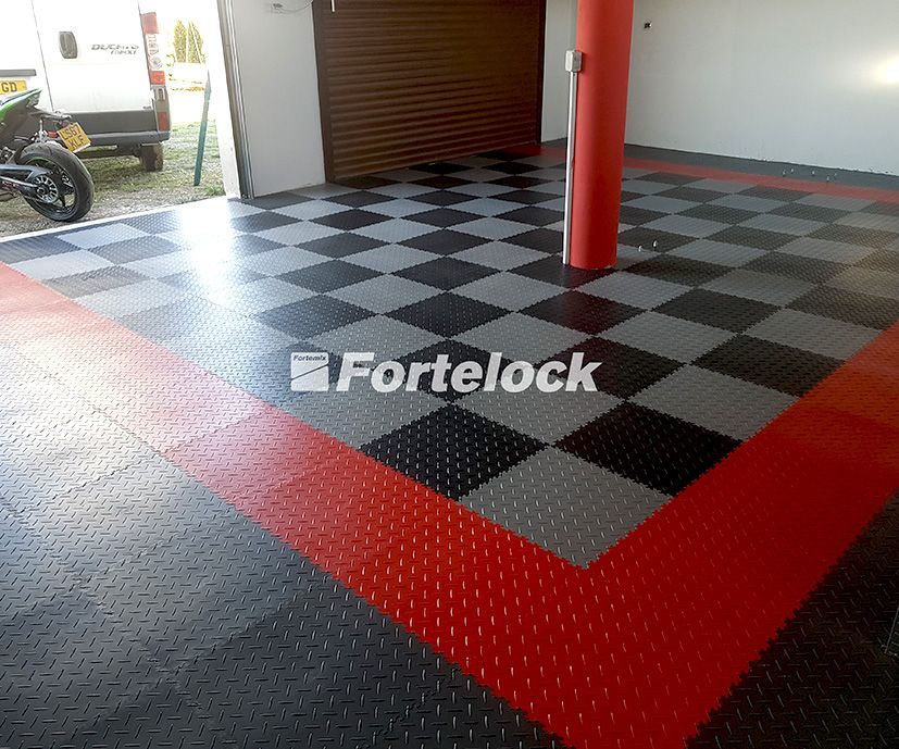 https://www.hellopro.fr/images/produit-2/1/6/2/dalles-pvc-clipsables-mosaik-pvc-pour-garage-et-atelier-6526261.jpg