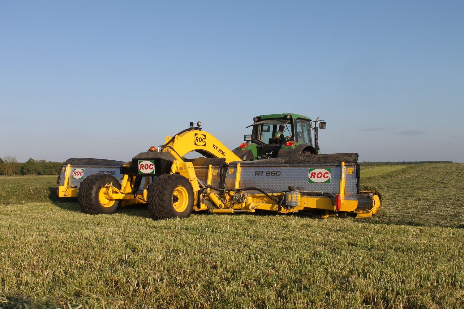 Rt 950 - andaineur à tapis - roc srl - un tracteur de seulement 90 hp est suffisant pour créer un andain tous les 9,5 mètres_0