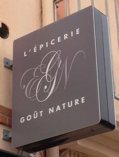 Enseigne drapeau - Visibilité optimale avec fixation perpendiculaire et options lumineuses_0