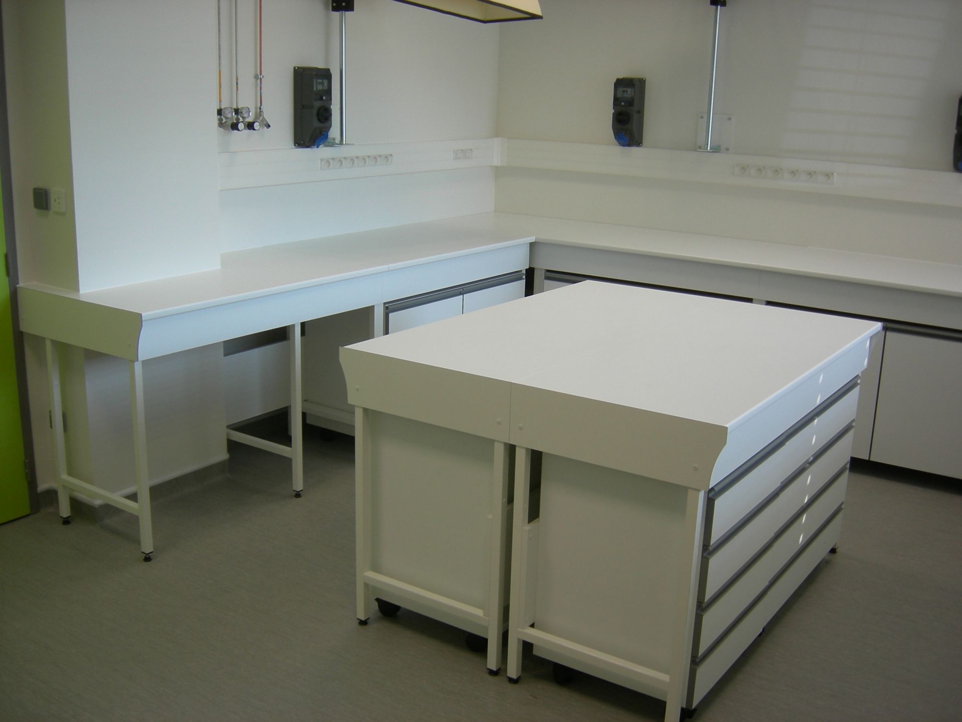 Paillasse sèche centrale de laboratoire avec pieds en acier laqué époxy RAL 9010 - Hauteur 140 ou 350 mm_0