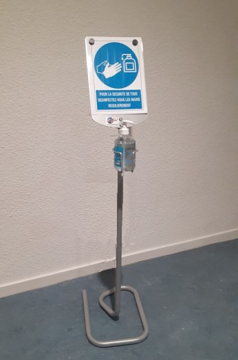 Présentoir universel sur pied pour gel hydroalcoolique - tablette d'affichage - fabriqué en France_0