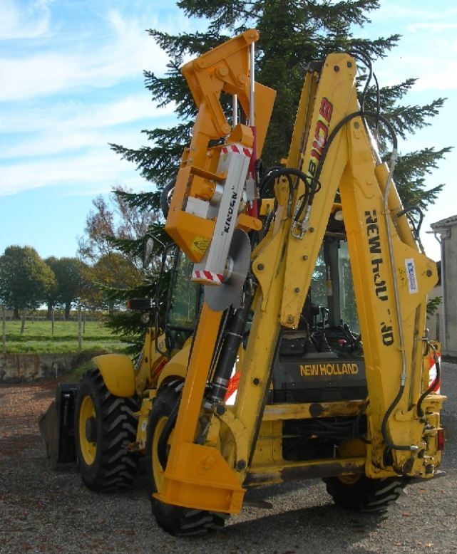Taille-haie hydraulique sur tractopelle Kirogn - montage sur bras de pelle New Holland avec orientation hydraulique_1