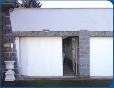 Porte de garage sectionnelle / motorisée / ouverture latérale / en panneau sandwich / avec portillon et hublot / isolation thermique / étanche à l'air_0