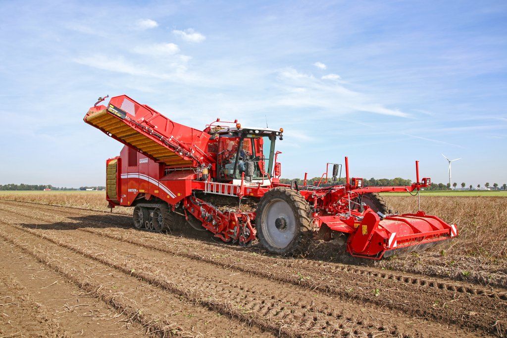 Vue latérale de la récolteuse Varitron 470 Platinum Terra Trac