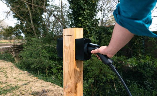 Borne de recharge pour voiture électrique en bois  - Puissance 7kW / 11kW / 22kW_1