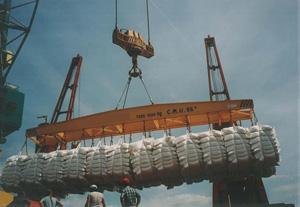 Spreader pour container de 20' et 40' : manutention des tubes, Big Bag, pré-élingués avec oreilles de levage et 4 élingues verticales - crochets ISO_0