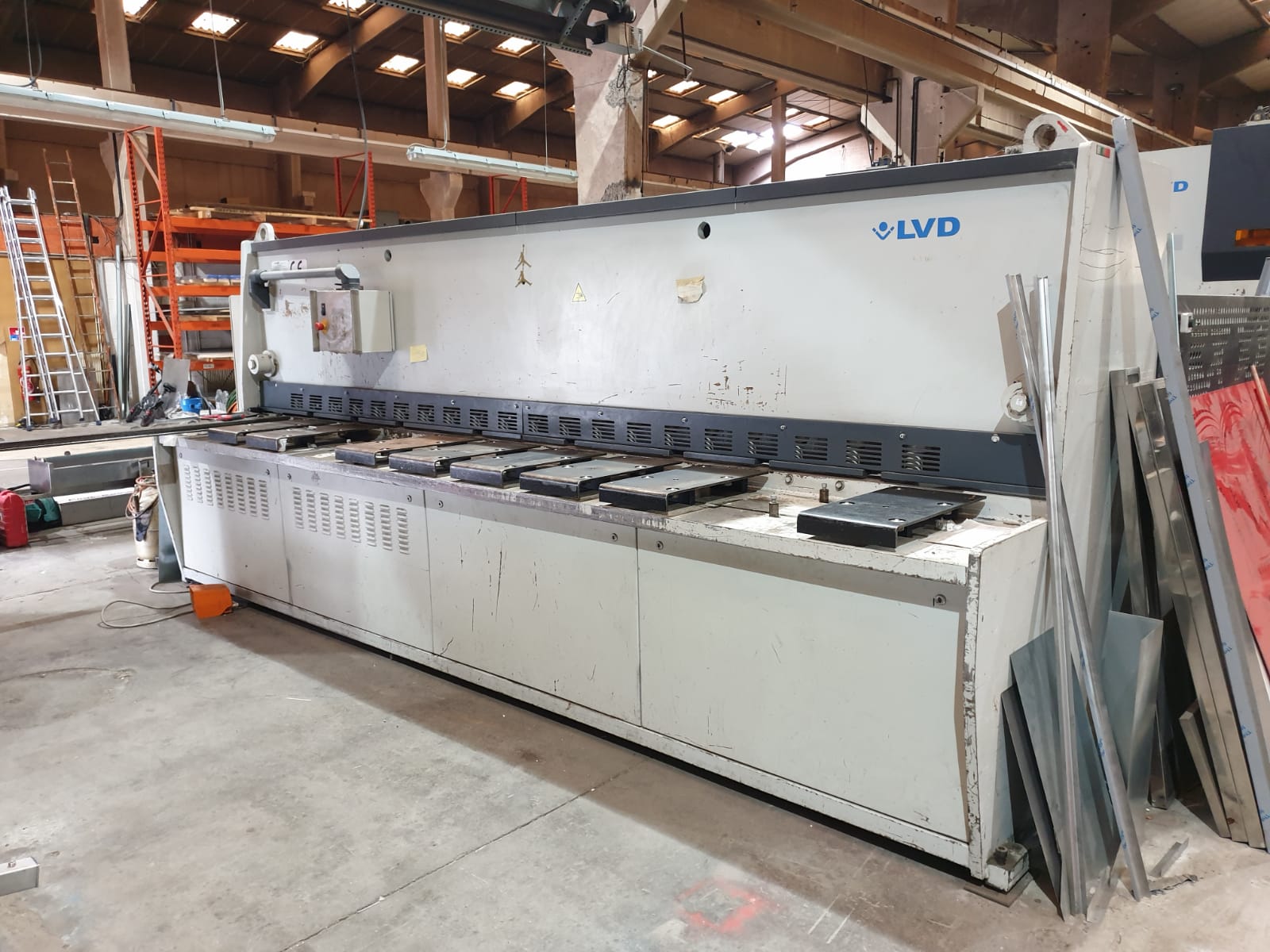 Cisaille guillotine industrielle LVD HST-E 40/6 - CNC Siemens Simatic OP7 - 4050 mm, 6 mm acier, 4 mm inox_0