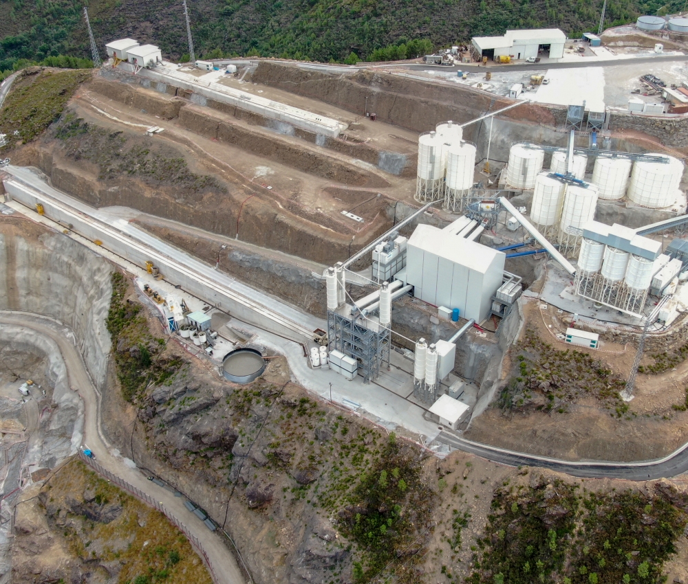 Centrale à béton pour grandes productions - chargement des agrégats par tapis ou élévateur à godets - tour CTR_1