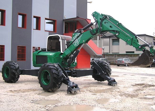 R125 Big Foot - pelle araignée très compacte avec moteur John Deere 170 Hp et système hydraulique performant_0