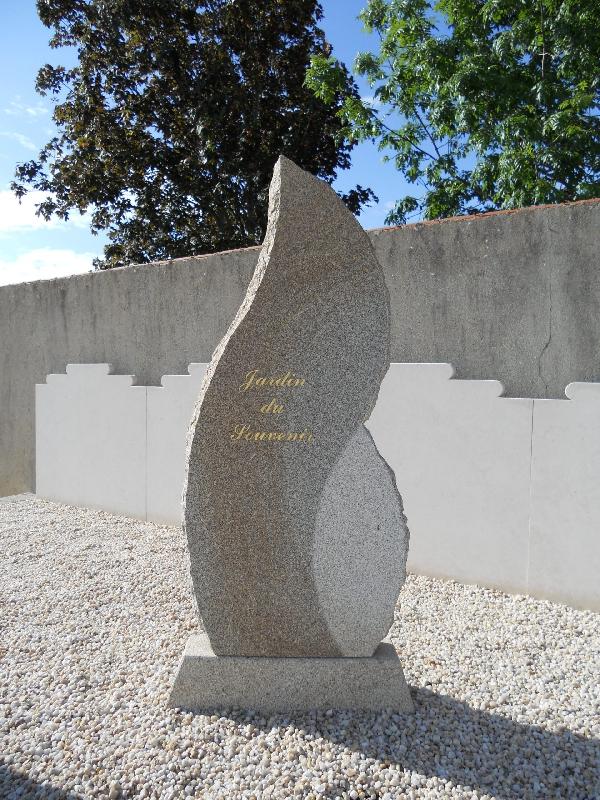 Jardins du souvenir - Les Stèles - Stèle flamme en granit massif avec gravure personnalisée_0