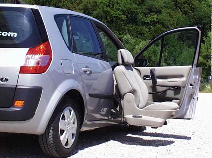 Easybab'® pour handicapés - Bras articulé avec vérin électrique - Adaptation véhicule préservée_0