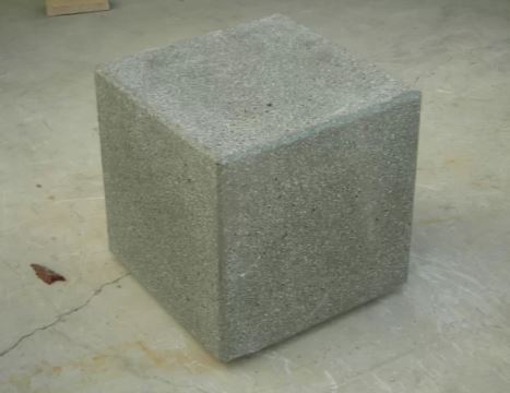 Borne en béton 129 - Dimensions 35 x 35 x 35 cm - Poids 102 kg - Ciment Green Seal - Granulats siliceux - Plastifiant Polymère Fiberglass AR_0