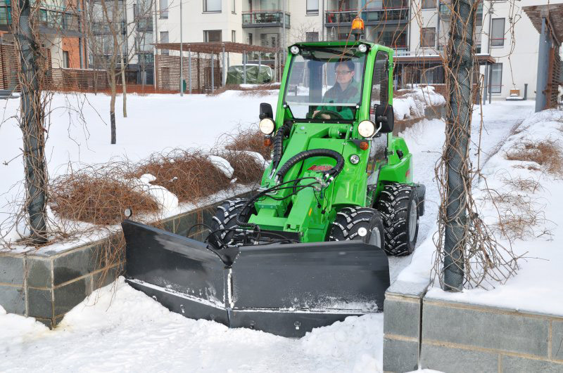 Chasse-neige  v2400 avant tecno oy_0