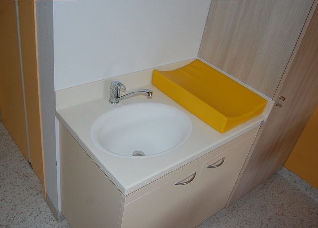 Meuble a langer maternite en corian avec lave-mains_0