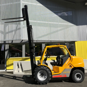 Chariot élévateur tout terrain diesel 2,5 T à louer, recommandé pour les travaux de manutention industrielle, de construction ou d'agriculture_0