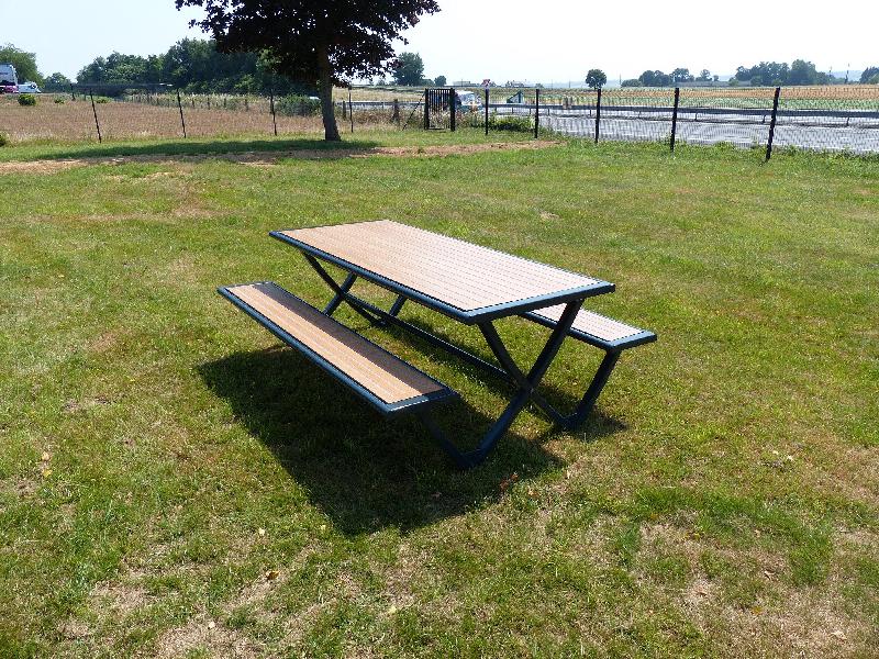 Table de pique-nique extérieure en compact pour collectivités - pieds et structure en acier galvanisé, HPL ajouré_0