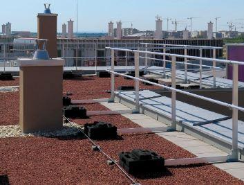 Système de garde-corps de sécurité autoporté en aluminium pour toitures terrasses_0