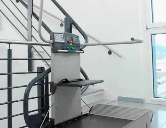 Plateforme monte-escalier inclinée idéale pour les habitations individuelles, les copropriétés ou les bâtiments publics. - Garaventa Lift Artira_0