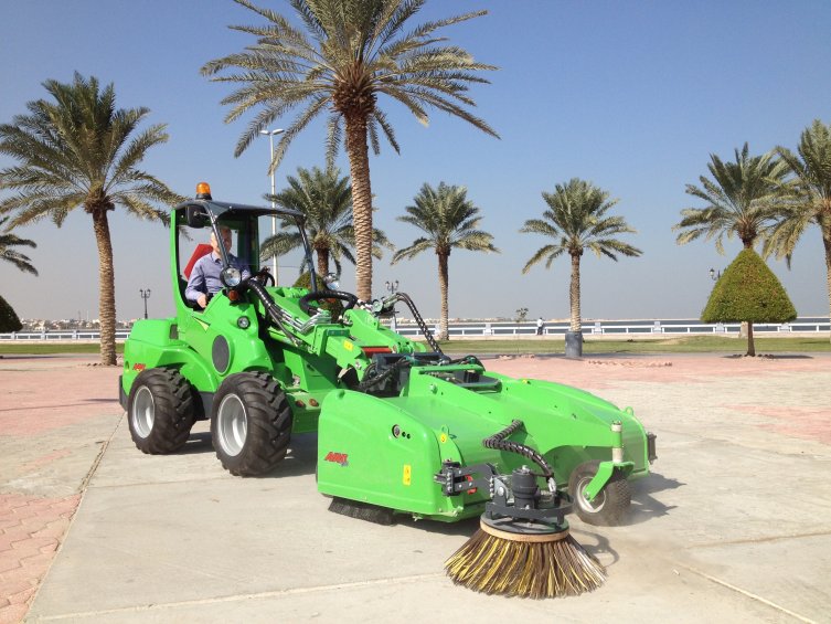 Balayeuse 1500 avec bac de ramassage - Modèle 1500 Avant Tecno Oy - Fabrication robuste et options avancées_0
