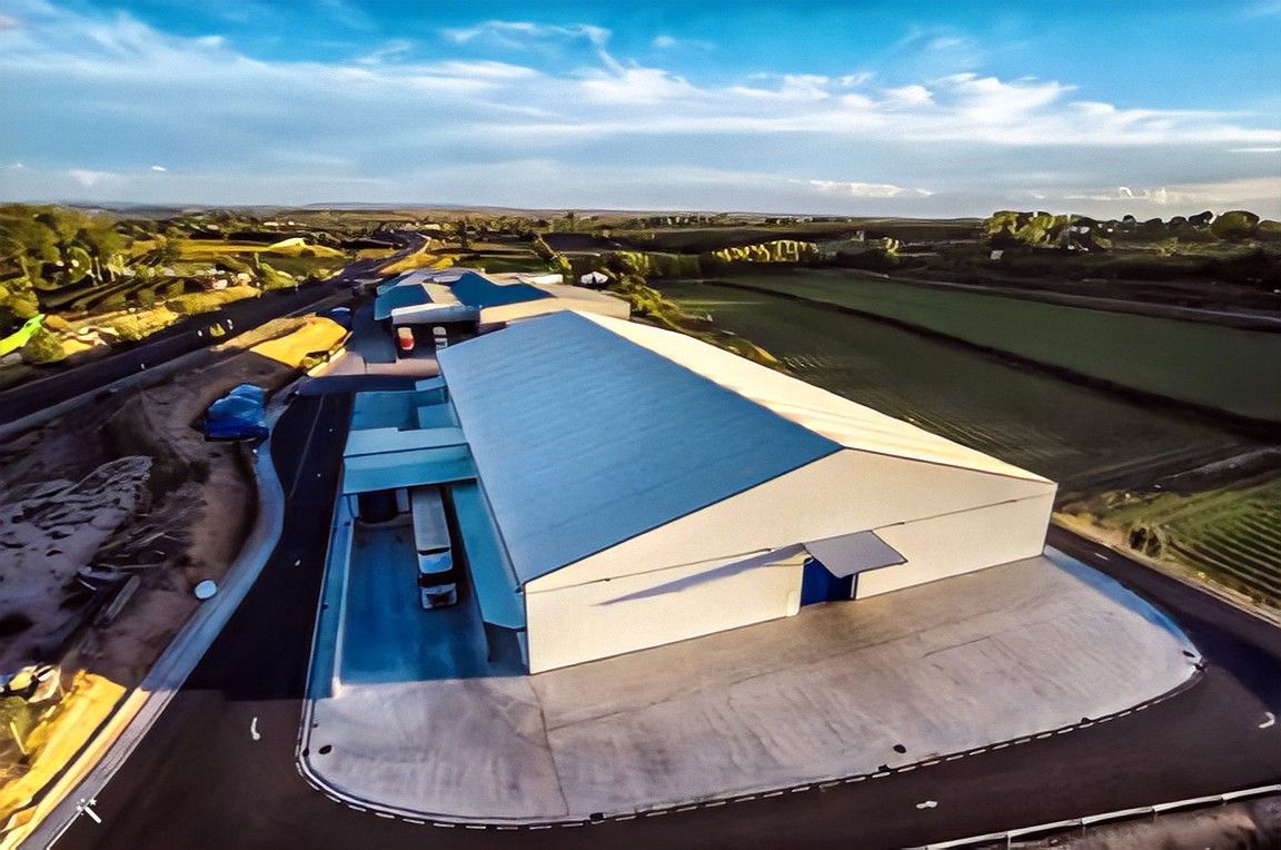 Bâtiment de stockage industriel grande portée (40-60 m) - Structure acier haute résistance neige/vent - Montage rapide_0