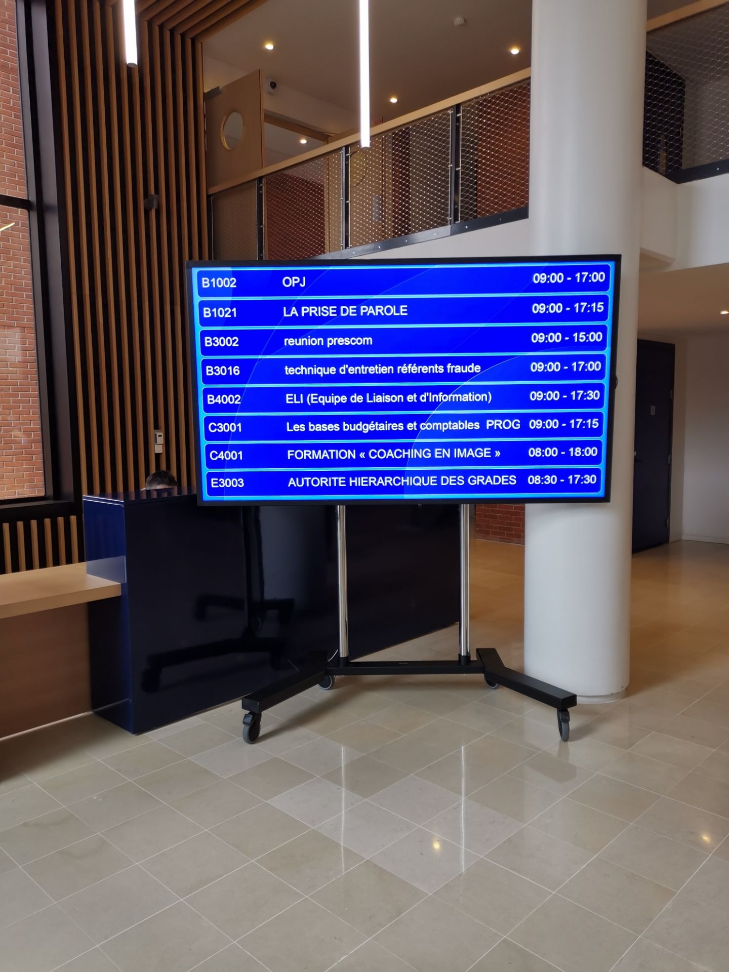 Écran LCD intérieur - signalétique dynamique adaptable - qualité, fiabilité et performance_0