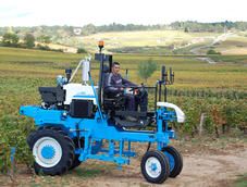 Lcc60 - tracteur enjambeur - bobard - à 2 roues motrices arrière avec 2 moto-réducteurs à cylindrée variable_0