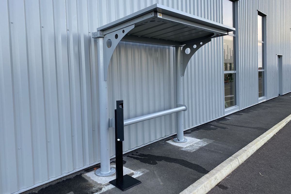 Abri fumeurs sur mesure - Toit plat pente arrière 5% - Série PC - Poteaux métalliques anti-corrosion et options personnalisables_0