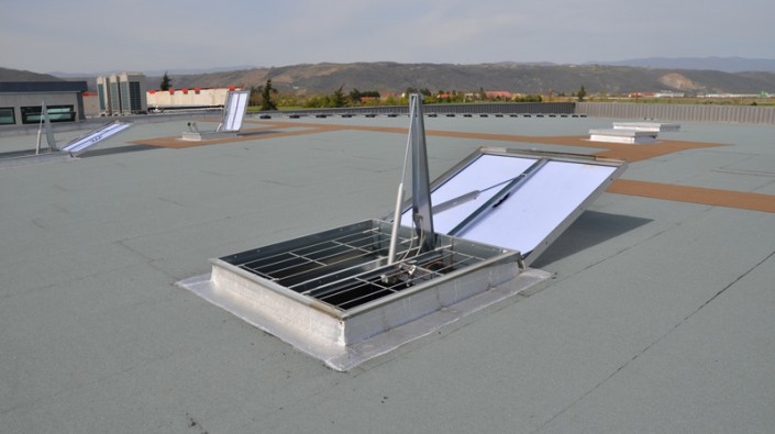 Lanterneau ponctuel ecofeu 160 pn / sur costière en acier / avec protection solaire_0