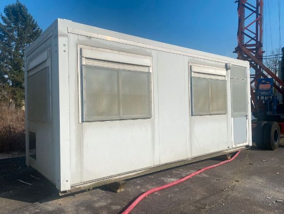 Bureau modulaire - Bungalow avec porte blindée, éclairage, 4 fenêtres protégés et 2 convecteurs - 6 x 2,50m_0
