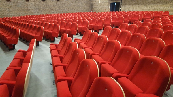 Fauteuil de cinéma robuste à piétement métallique central avec accoudoirs caisson pour ERP - LASER._1