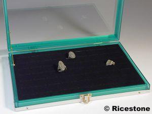 1B) COFFRET 63 BAGUES ECRIN BIJOUX CORPS VERT, 20X30 CM.