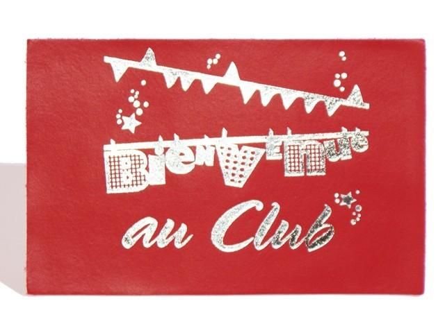 CARTE POSTALE CUIR 'BIENVENUE AU CLUB' ROUGE (COULEUR CUIR PLEINE FLEUR: ROUGE)