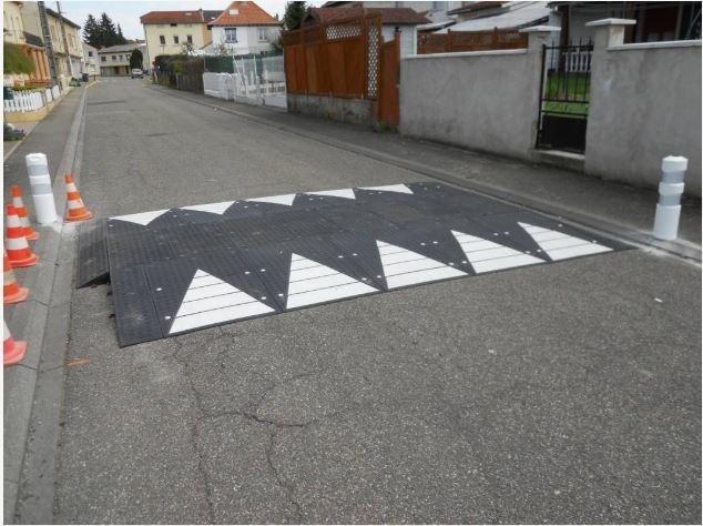 Plateau ralentisseur en caoutchouc - 1 m², haute visibilité, résistant 50 tonnes_0