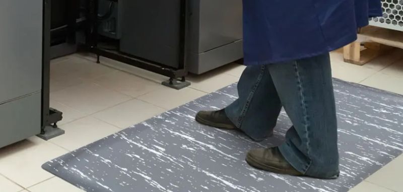Tapis anti fatigue NT420 - surface vinyle résistante - pour poste d'accueil, caisses et zones de contrôle_0
