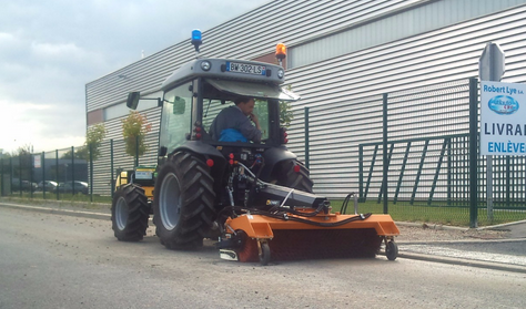 Balayeuse andaineuse sur micro tracteur Micro'sweep - EMILY - ouverture hydraulique_0