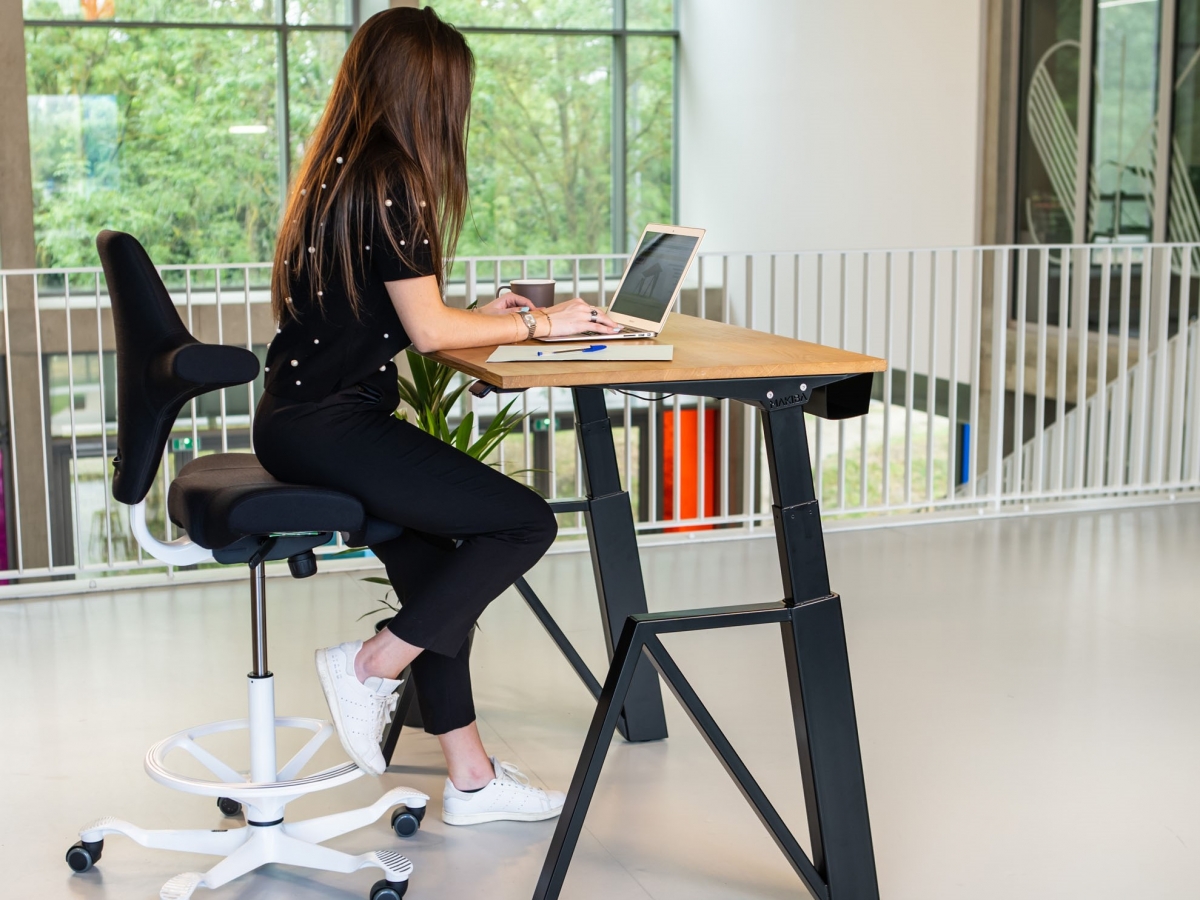 Bureau design réglable en hauteur - personnalisable et connecté - THEODORE_0