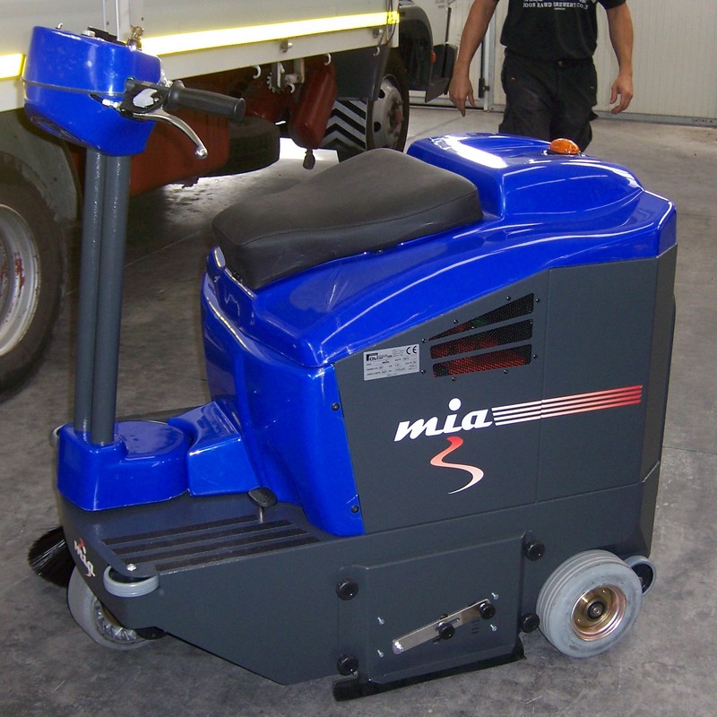 MIA - Balayeuse autoportée version batteries avec brosse centrale de 650 mm et cuve de 55 litres_0