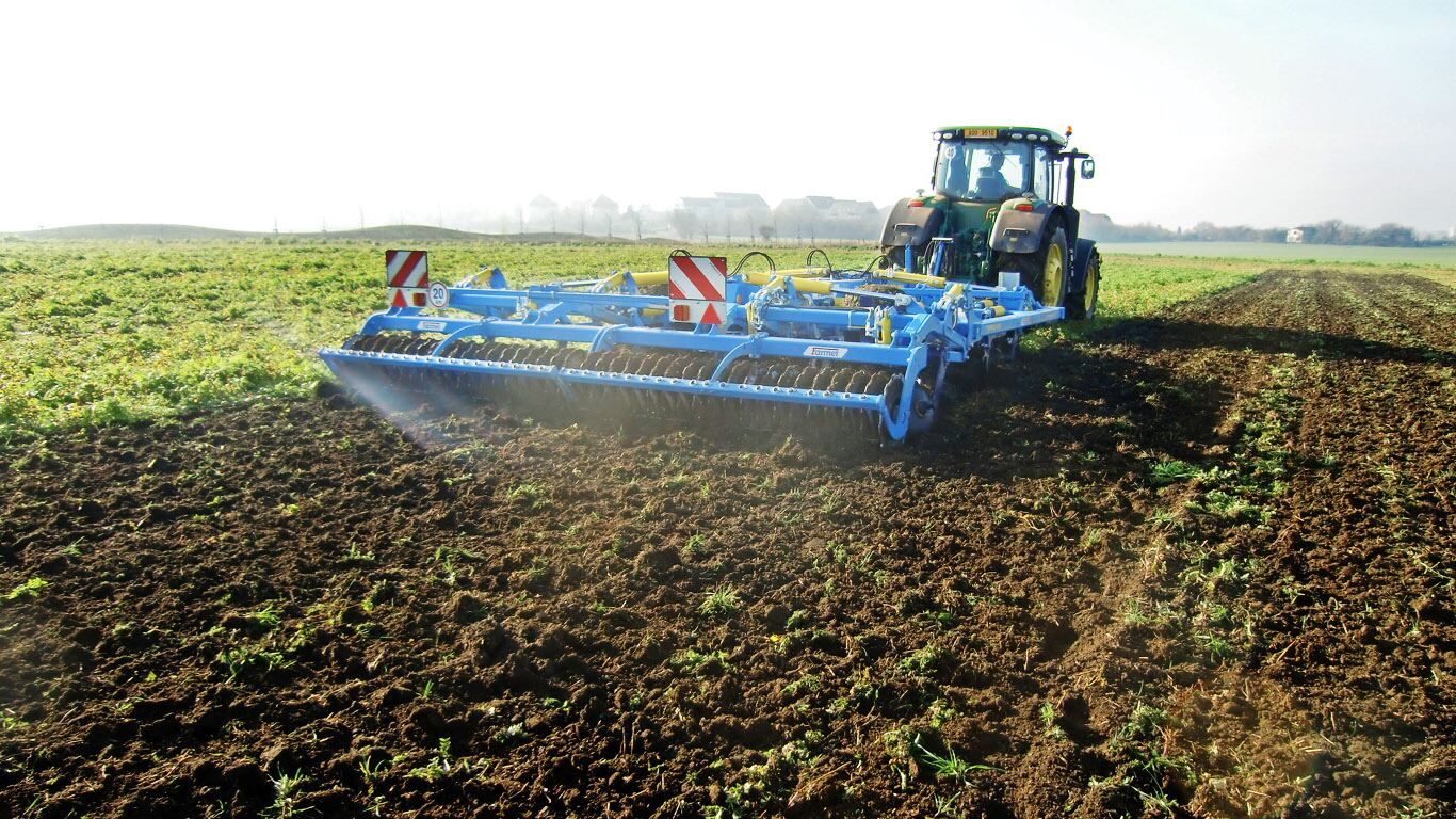 Terrix - Cultivateur agricole Farmet a.S - Largeur de travail 4500 à 6000 mm - Ameublissement profond et mélange intensif_0