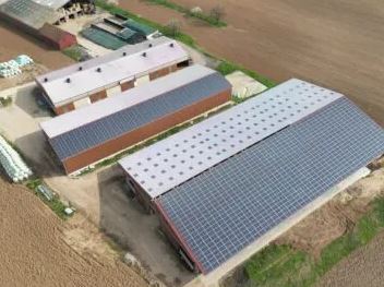 Panneau photovoltaïque en toiture pour entreprises - Installation complète : réduisez les coûts énergétiques et générez des revenus en revendant l'excédent d'électricité - France Solar_0
