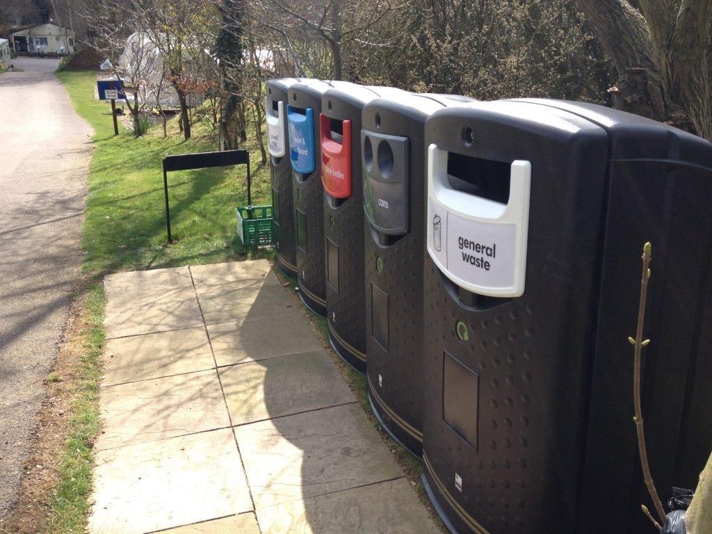 Cache-conteneurs et abris poubelles robuste en polyéthylène renforcé - personnalisable - 140L ou 240L_1
