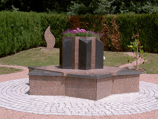Columbarium en étoile Fontaine Fleurie - extensible de 6 à 32 cases avec fleurissement individuel_0