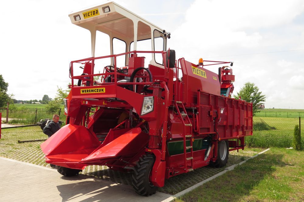 Récolteuse à baies VICTOR - Weremczuk - automotrice, productivité 0,3 à 0,6 ha/h - vitesse max 2 km/h_0