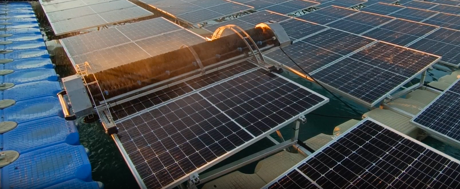 Robot nettoyeur pour centrales solaires flottantes - WetSlider F - Adaptation aux panneaux, franchissement jusqu'à 42 cm, brosse 300 t/min_0